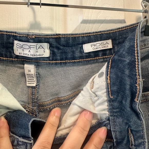 2 pairs of Sofia Vegara High-Waisted Jeans - Picture 13 of 15